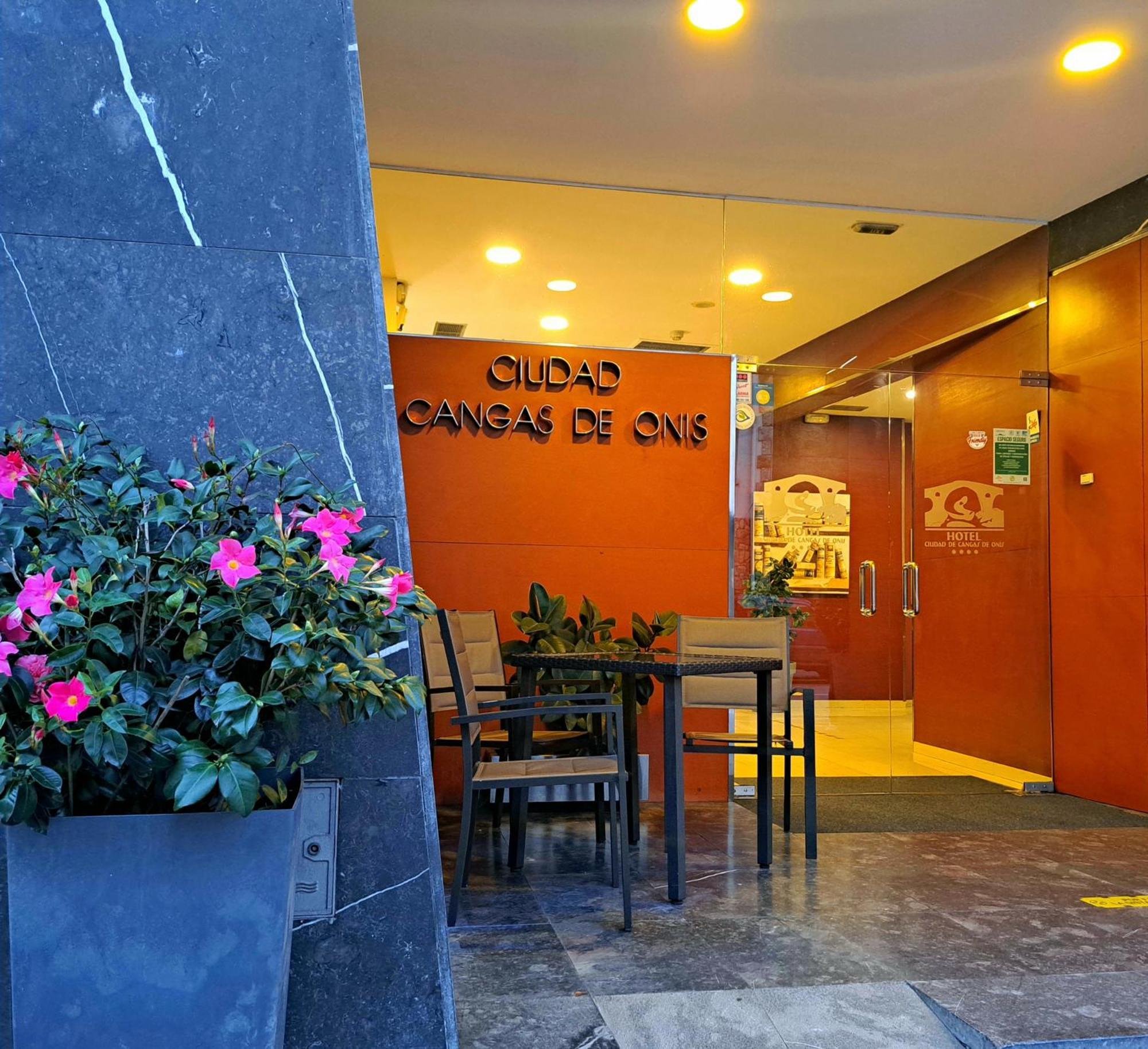 Hotel Ciudad Onís Esterno foto